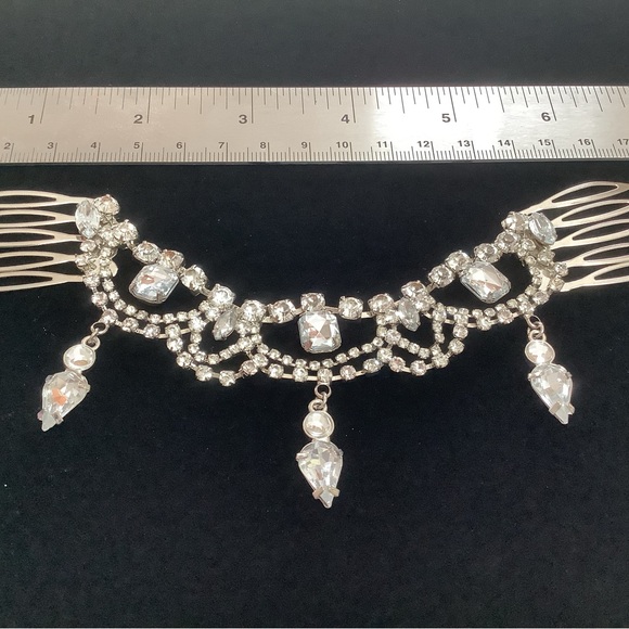 Elegant Silver Hair Comb with Crystal Accents - Picture 2 of 7